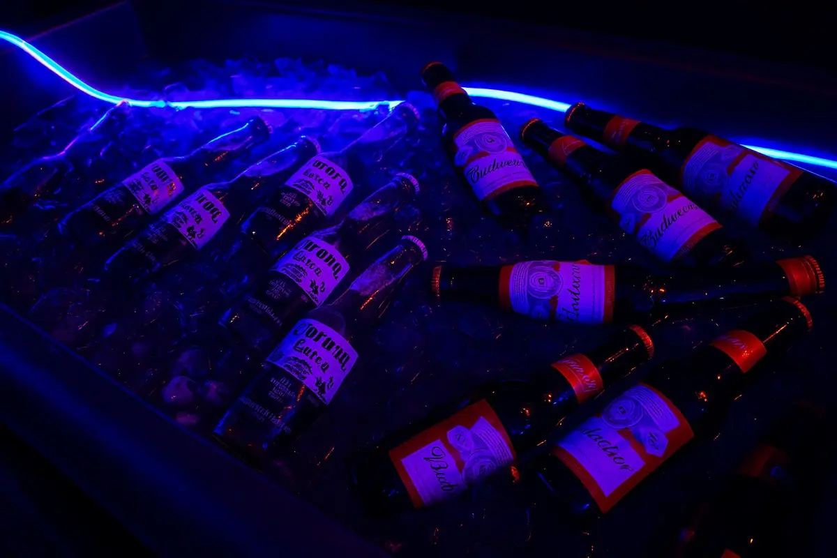 ネオンに照らされた氷冷ビール